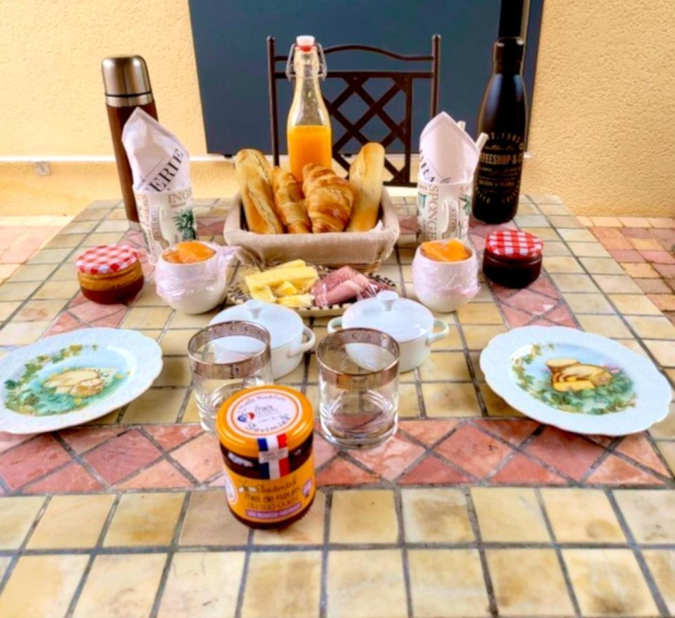 Au Son De L Angelus Bed & Breakfast Moncrabeau Dış mekan fotoğraf